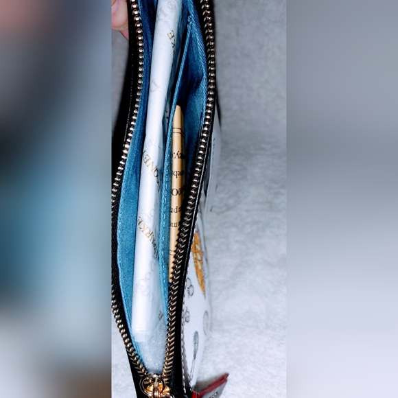 New Dooney And Bourke Disney 2020 Food & Wine Crossbody Purse - Picture 4 of 4